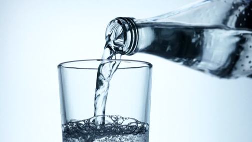 298092103-acqua-minerale-frizzante-bicchiere-da-acqua-bottiglia-dell'acqua-anidride-carbonica.jpg